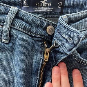 Hollister 3R Mom Jean with distressed knee